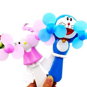 [NHIỀU MẪU] Đồ chơi trẻ em quạt bóp tay mini hình doremon, người nhện, kitty cho bé cầm tay(1617) Decor